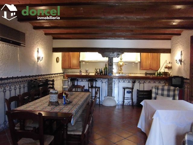 Inmobiliaria Doncel, vende, CHALET en MIGUELTURRA sobre parcela de 4.000 m2. distribuido en cuatro dormitorios y dos baños, dispone de cocina amueblada, amplio salón, porche, calefacción de gasóleo, c — Foto 8