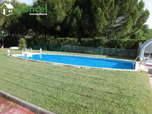 Inmobiliaria Doncel, vende, CHALET en MIGUELTURRA sobre parcela de 4.000 m2. distribuido en cuatro dormitorios y dos baños, dispone de cocina amueblada, amplio salón, porche, calefacción de gasóleo, c — Foto 12