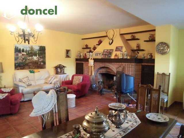 Inmobiliaria Doncel, vende, CHALET en MIGUELTURRA sobre parcela de 4.000 m2. distribuido en cuatro dormitorios y dos baños, dispone de cocina amueblada, amplio salón, porche, calefacción de gasóleo, c — Foto 3