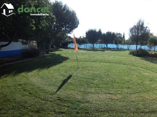 Inmobiliaria Doncel, vende, CHALET en MIGUELTURRA sobre parcela de 4.000 m2. distribuido en cuatro dormitorios y dos baños, dispone de cocina amueblada, amplio salón, porche, calefacción de gasóleo, c — Foto 13