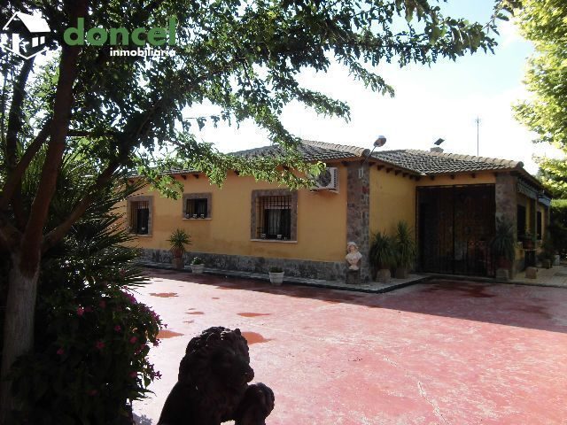 Inmobiliaria Doncel, vende, CHALET en MIGUELTURRA sobre parcela de 4.000 m2. distribuido en cuatro dormitorios y dos baños, dispone de cocina amueblada, amplio salón, porche, calefacción de gasóleo, c — Foto 2