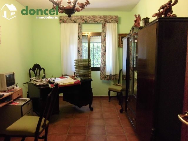 Inmobiliaria Doncel, vende, CHALET en MIGUELTURRA sobre parcela de 4.000 m2. distribuido en cuatro dormitorios y dos baños, dispone de cocina amueblada, amplio salón, porche, calefacción de gasóleo, c — Foto 7