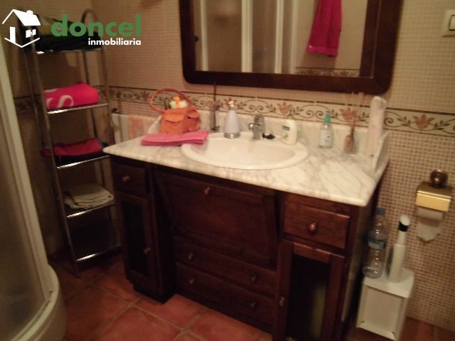 Inmobiliaria Doncel, vende, CHALET en MIGUELTURRA sobre parcela de 4.000 m2. distribuido en cuatro dormitorios y dos baños, dispone de cocina amueblada, amplio salón, porche, calefacción de gasóleo, c — Foto 6
