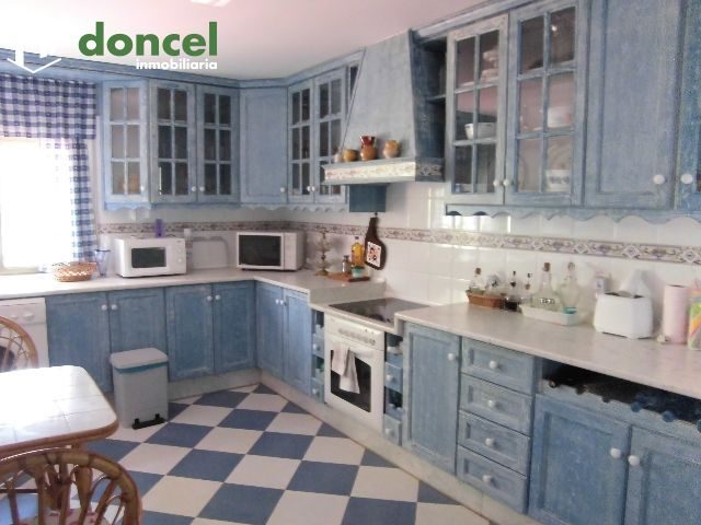 Inmobiliaria Doncel, vende, CHALET en MIGUELTURRA sobre parcela de 4.000 m2. distribuido en cuatro dormitorios y dos baños, dispone de cocina amueblada, amplio salón, porche, calefacción de gasóleo, c — Foto 4