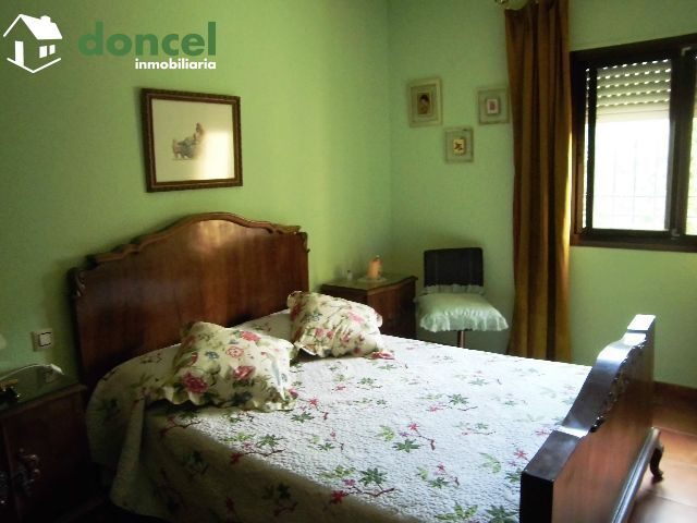 Inmobiliaria Doncel, vende, CHALET en MIGUELTURRA sobre parcela de 4.000 m2. distribuido en cuatro dormitorios y dos baños, dispone de cocina amueblada, amplio salón, porche, calefacción de gasóleo, c — Foto 11
