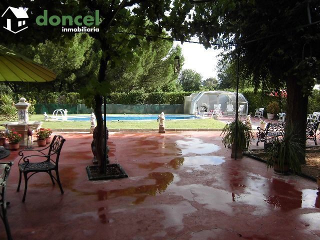 Inmobiliaria Doncel, vende, CHALET en MIGUELTURRA sobre parcela de 4.000 m2. distribuido en cuatro dormitorios y dos baños, dispone de cocina amueblada, amplio salón, porche, calefacción de gasóleo, c — Foto 1