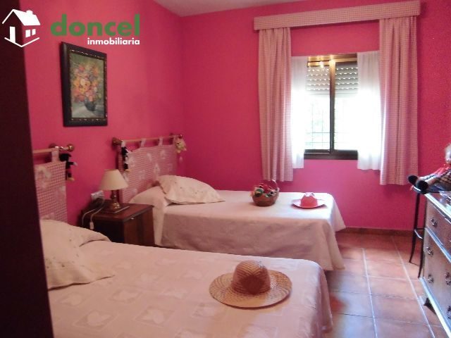 Inmobiliaria Doncel, vende, CHALET en MIGUELTURRA sobre parcela de 4.000 m2. distribuido en cuatro dormitorios y dos baños, dispone de cocina amueblada, amplio salón, porche, calefacción de gasóleo, c — Foto 5