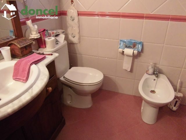 Inmobiliaria Doncel, vende, CHALET en MIGUELTURRA sobre parcela de 4.000 m2. distribuido en cuatro dormitorios y dos baños, dispone de cocina amueblada, amplio salón, porche, calefacción de gasóleo, c — Foto 10