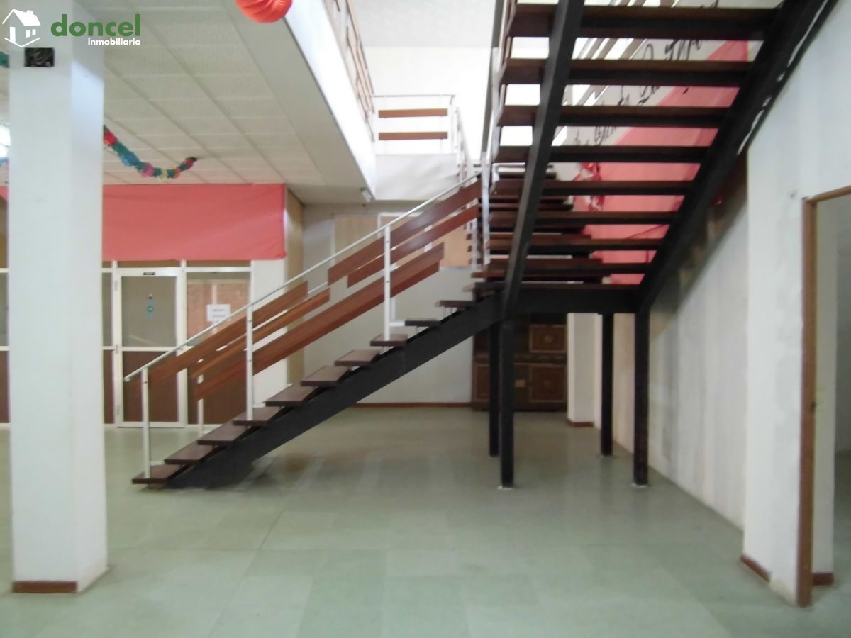 Inmobiliaria Doncel, vende, EDIFICIO COMERCIAL EN FUENTE EL FRESNO/Ciudad Real,sobre parcela de 950 m2., distribuido en dos plantas con 630 m2. más semisótano de 250 m2., 16 metros de fachada, dos des — Foto 3