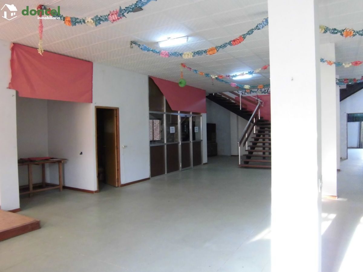 Inmobiliaria Doncel, vende, EDIFICIO COMERCIAL EN FUENTE EL FRESNO/Ciudad Real,sobre parcela de 950 m2., distribuido en dos plantas con 630 m2. más semisótano de 250 m2., 16 metros de fachada, dos des — Foto 10