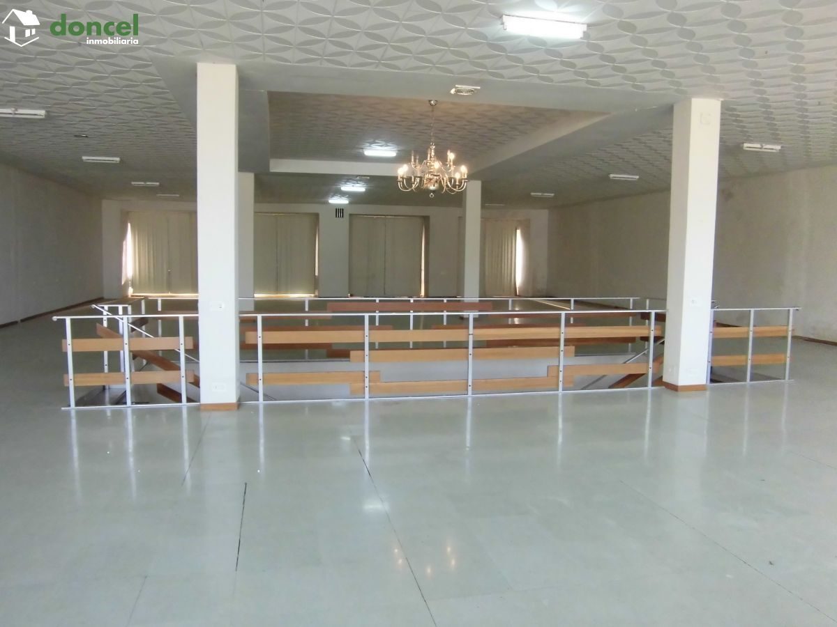Inmobiliaria Doncel, vende, EDIFICIO COMERCIAL EN FUENTE EL FRESNO/Ciudad Real,sobre parcela de 950 m2., distribuido en dos plantas con 630 m2. más semisótano de 250 m2., 16 metros de fachada, dos des — Foto 2
