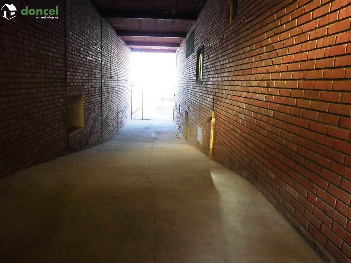 Inmobiliaria Doncel, vende, EDIFICIO COMERCIAL EN FUENTE EL FRESNO/Ciudad Real,sobre parcela de 950 m2., distribuido en dos plantas con 630 m2. más semisótano de 250 m2., 16 metros de fachada, dos des — Foto 12