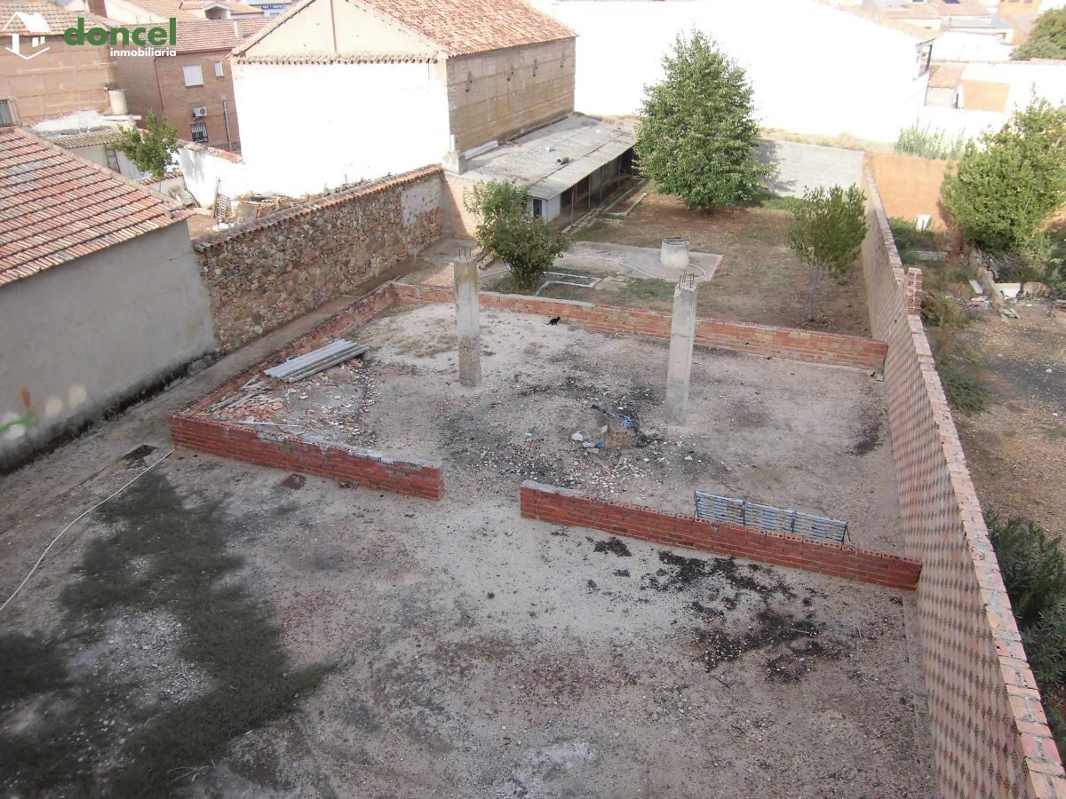 Inmobiliaria Doncel, vende, EDIFICIO COMERCIAL EN FUENTE EL FRESNO/Ciudad Real,sobre parcela de 950 m2., distribuido en dos plantas con 630 m2. más semisótano de 250 m2., 16 metros de fachada, dos des — Foto 8