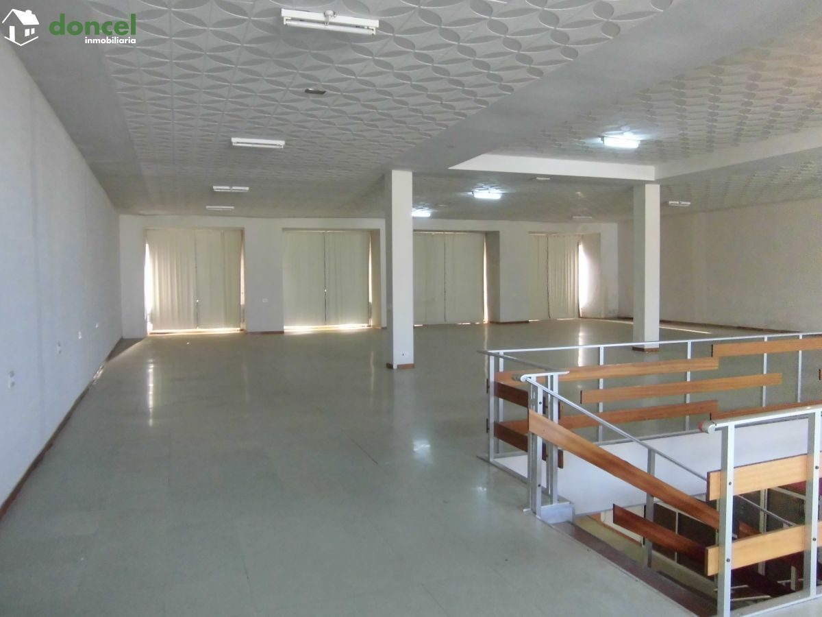 Inmobiliaria Doncel, vende, EDIFICIO COMERCIAL EN FUENTE EL FRESNO/Ciudad Real,sobre parcela de 950 m2., distribuido en dos plantas con 630 m2. más semisótano de 250 m2., 16 metros de fachada, dos des — Foto 7