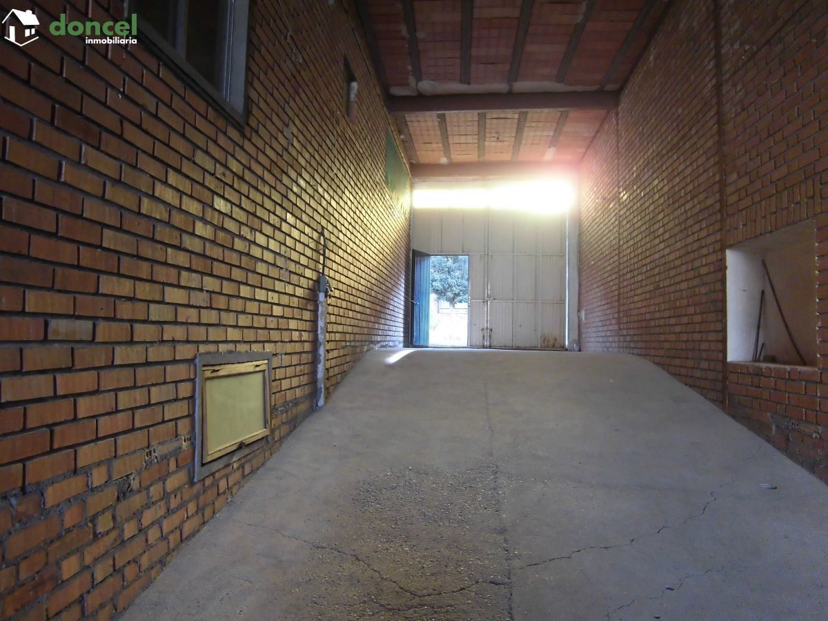 Inmobiliaria Doncel, vende, EDIFICIO COMERCIAL EN FUENTE EL FRESNO/Ciudad Real,sobre parcela de 950 m2., distribuido en dos plantas con 630 m2. más semisótano de 250 m2., 16 metros de fachada, dos des — Foto 6