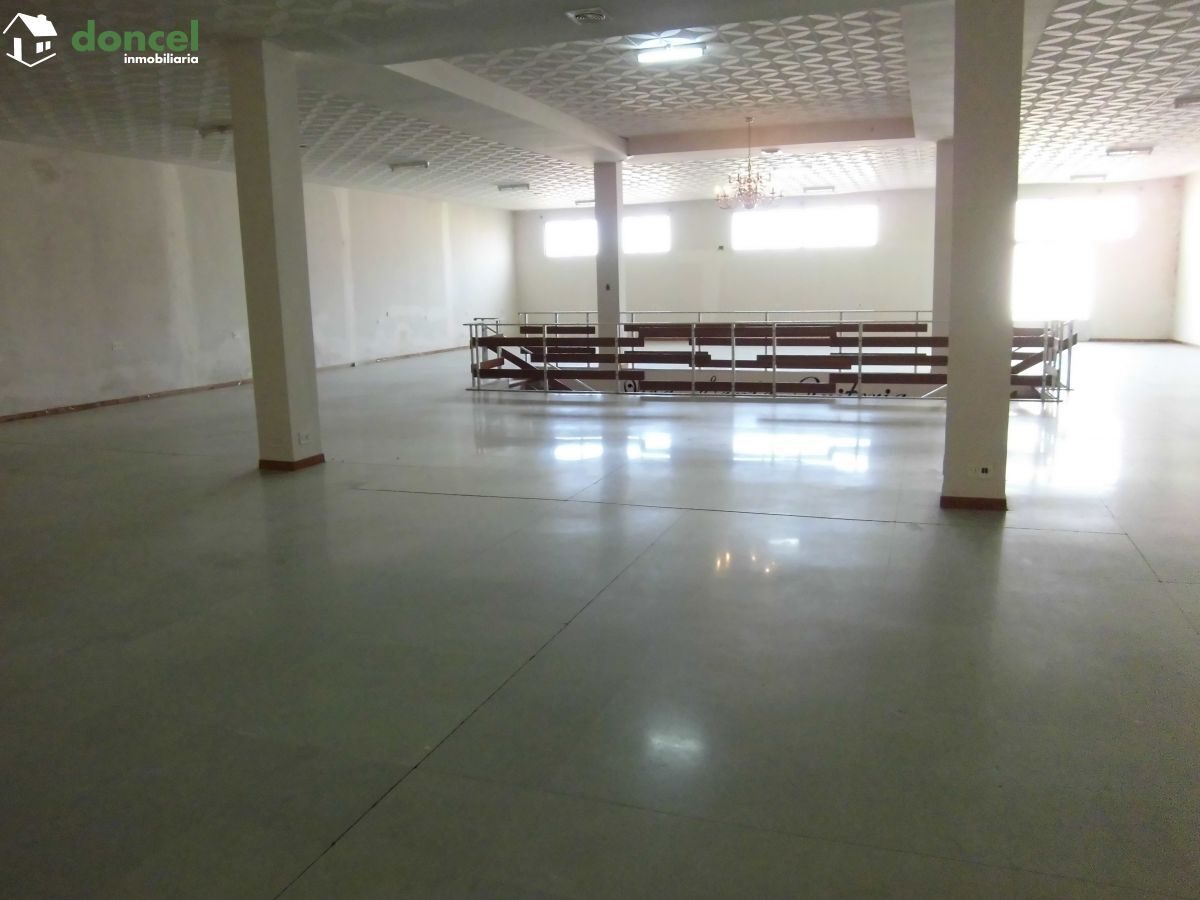Inmobiliaria Doncel, vende, EDIFICIO COMERCIAL EN FUENTE EL FRESNO/Ciudad Real,sobre parcela de 950 m2., distribuido en dos plantas con 630 m2. más semisótano de 250 m2., 16 metros de fachada, dos des — Foto 4