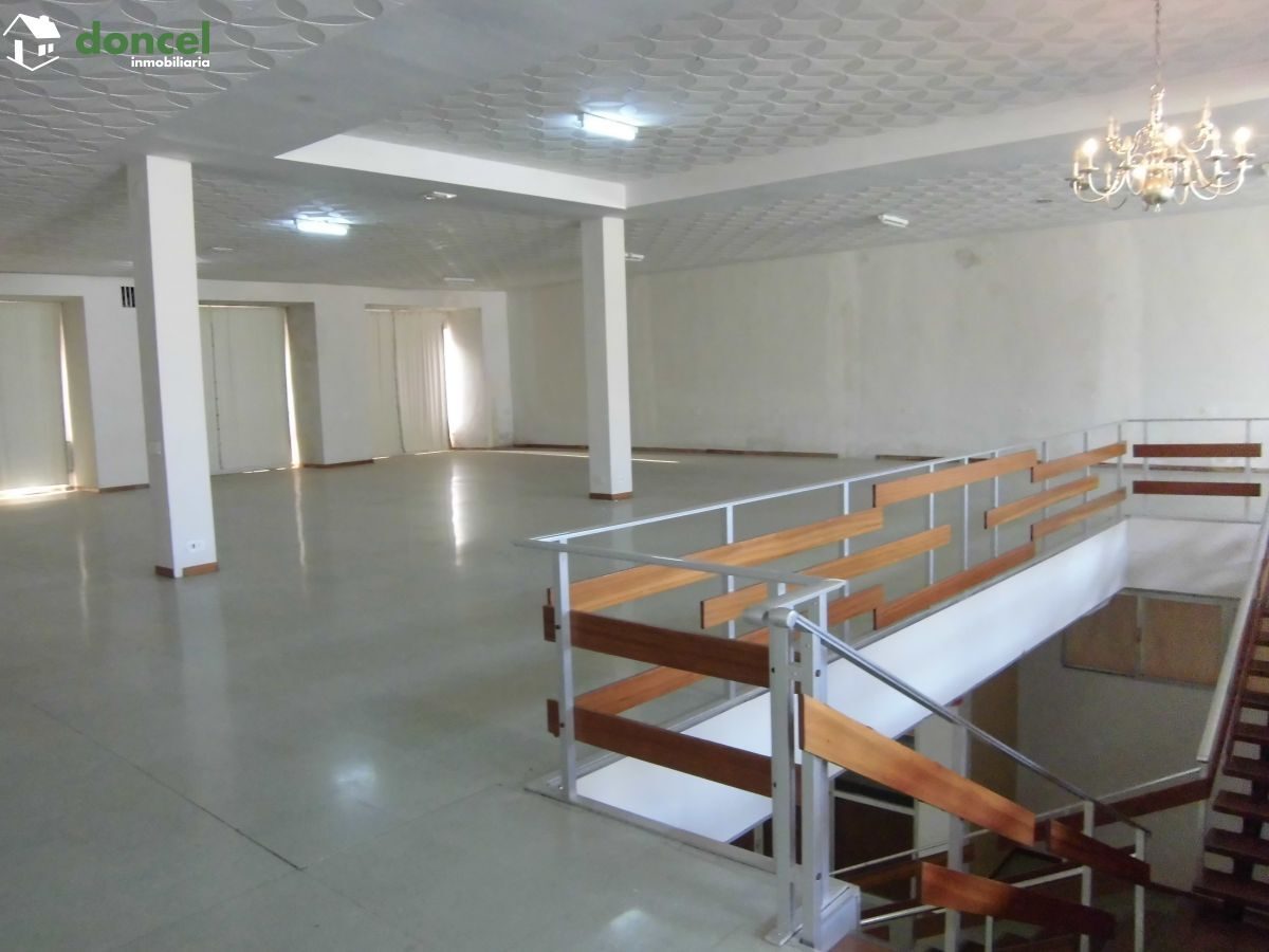 Inmobiliaria Doncel, vende, EDIFICIO COMERCIAL EN FUENTE EL FRESNO/Ciudad Real,sobre parcela de 950 m2., distribuido en dos plantas con 630 m2. más semisótano de 250 m2., 16 metros de fachada, dos des — Foto 11