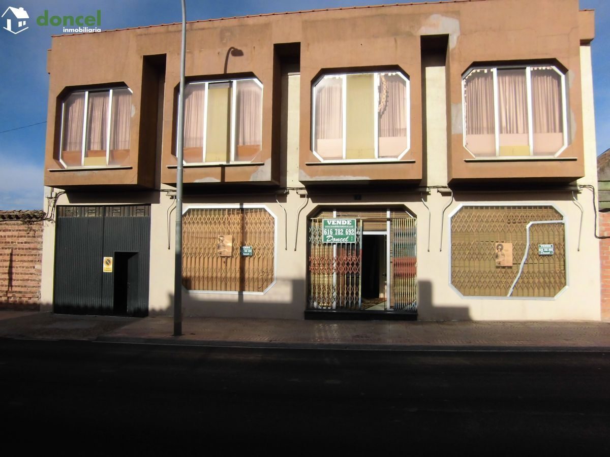 Inmobiliaria Doncel, vende, EDIFICIO COMERCIAL EN FUENTE EL FRESNO/Ciudad Real,sobre parcela de 950 m2., distribuido en dos plantas con 630 m2. más semisótano de 250 m2., 16 metros de fachada, dos des — Foto 14