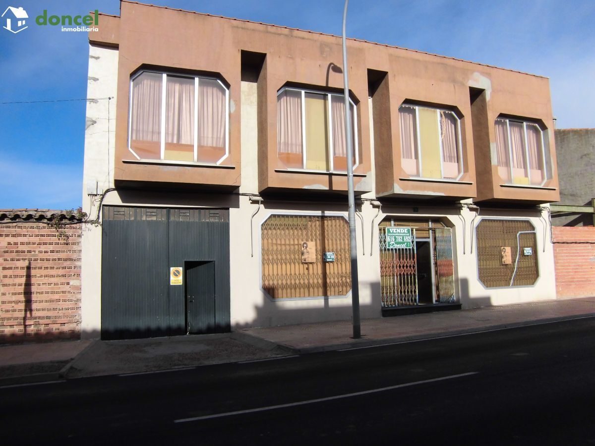 Inmobiliaria Doncel, vende, EDIFICIO COMERCIAL EN FUENTE EL FRESNO/Ciudad Real,sobre parcela de 950 m2., distribuido en dos plantas con 630 m2. más semisótano de 250 m2., 16 metros de fachada, dos des — Foto 1