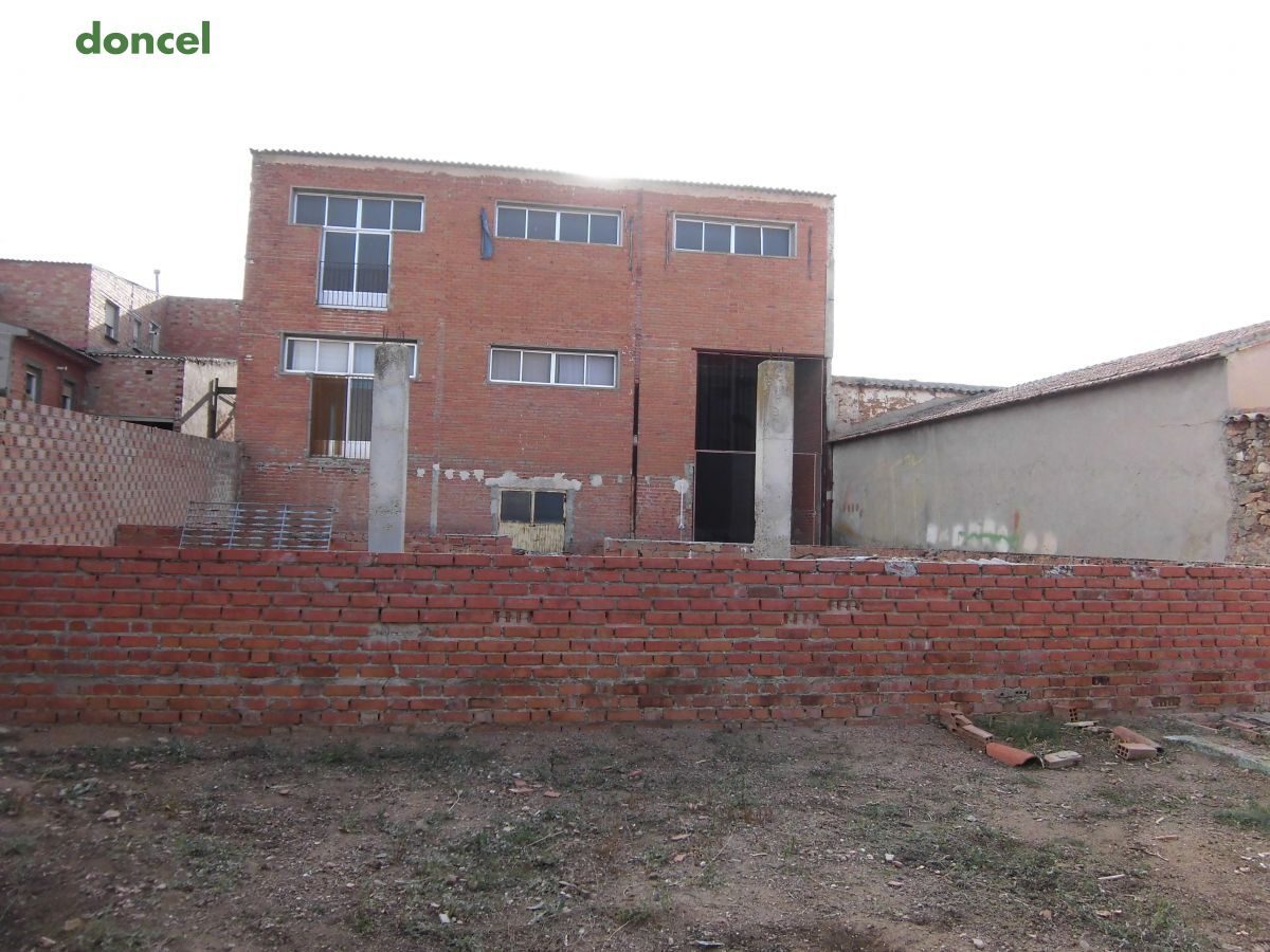 Inmobiliaria Doncel, vende, EDIFICIO COMERCIAL EN FUENTE EL FRESNO/Ciudad Real,sobre parcela de 950 m2., distribuido en dos plantas con 630 m2. más semisótano de 250 m2., 16 metros de fachada, dos des — Foto 13
