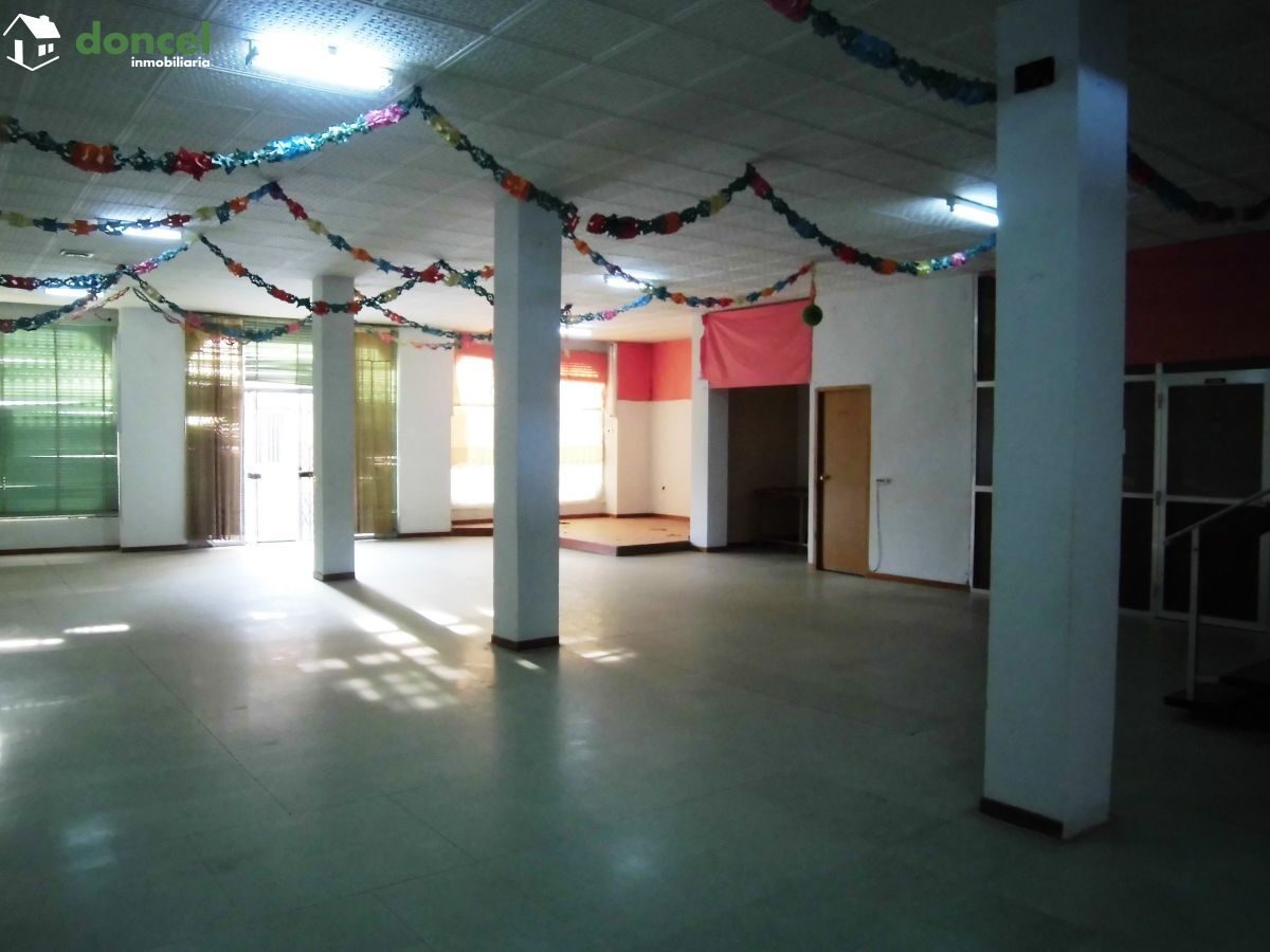 Inmobiliaria Doncel, vende, EDIFICIO COMERCIAL EN FUENTE EL FRESNO/Ciudad Real,sobre parcela de 950 m2., distribuido en dos plantas con 630 m2. más semisótano de 250 m2., 16 metros de fachada, dos des — Foto 5