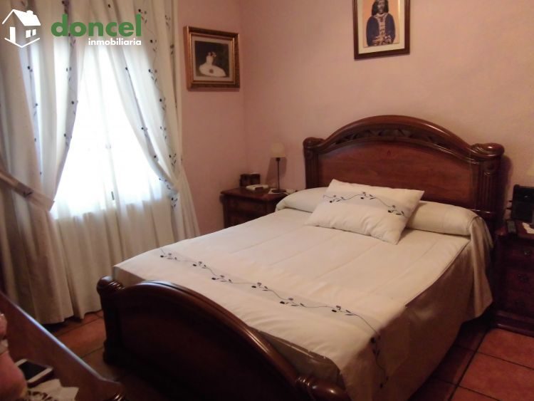 Inmobiliaria Doncel, vende, CASA AISLADA EN ZONA POBLACHUELA DE CIUDAD REAL, excelente zona a unos minutos del centro de la ciudad, distribuida y en seis dependencias y cuatro baños, sobre parcela de  — Foto 6
