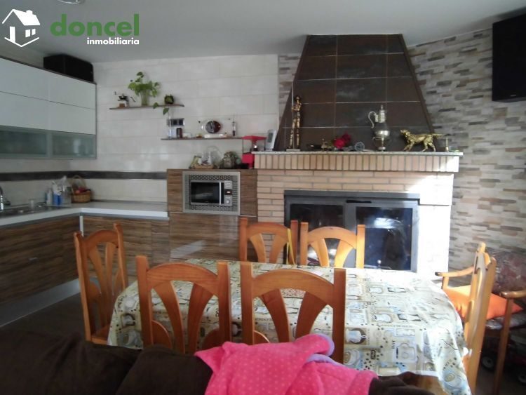 Inmobiliaria Doncel, vende, CASA AISLADA EN ZONA POBLACHUELA DE CIUDAD REAL, excelente zona a unos minutos del centro de la ciudad, distribuida y en seis dependencias y cuatro baños, sobre parcela de  — Foto 4