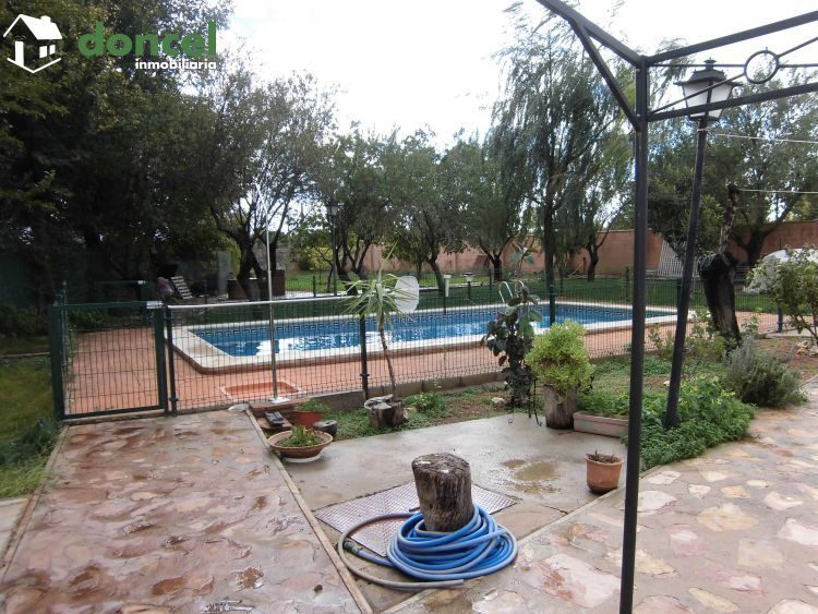 Inmobiliaria Doncel, vende, CASA AISLADA EN ZONA POBLACHUELA DE CIUDAD REAL, excelente zona a unos minutos del centro de la ciudad, distribuida y en seis dependencias y cuatro baños, sobre parcela de  — Foto 2