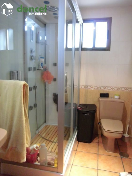 Inmobiliaria Doncel, vende, CASA AISLADA EN ZONA POBLACHUELA DE CIUDAD REAL, excelente zona a unos minutos del centro de la ciudad, distribuida y en seis dependencias y cuatro baños, sobre parcela de  — Foto 9