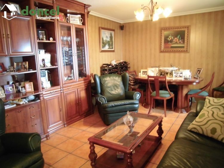 Inmobiliaria Doncel, vende, CASA AISLADA EN ZONA POBLACHUELA DE CIUDAD REAL, excelente zona a unos minutos del centro de la ciudad, distribuida y en seis dependencias y cuatro baños, sobre parcela de  — Foto 3