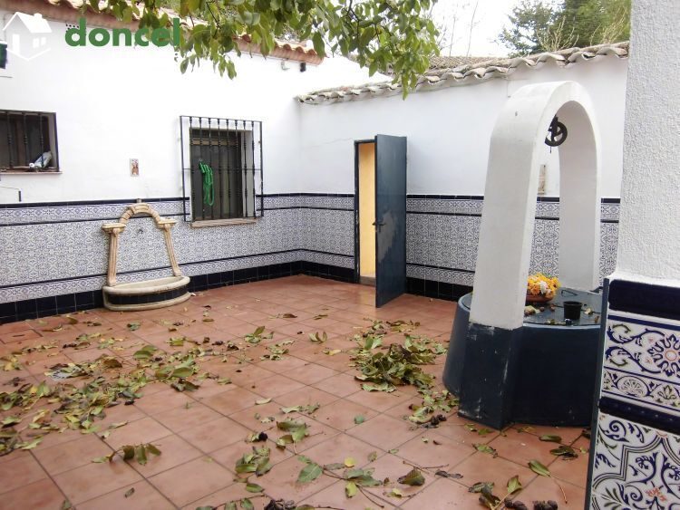 Inmobiliaria Doncel, vende, CASA AISLADA EN ZONA POBLACHUELA DE CIUDAD REAL, excelente zona a unos minutos del centro de la ciudad, distribuida y en seis dependencias y cuatro baños, sobre parcela de  — Foto 8