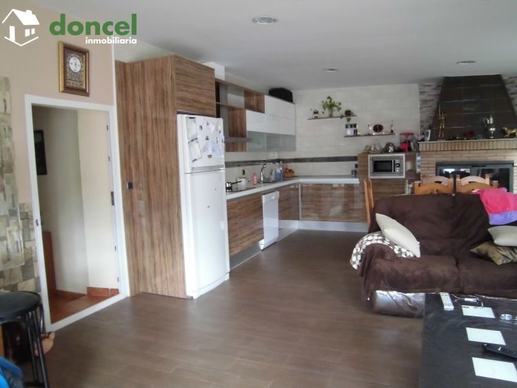 Inmobiliaria Doncel, vende, CASA AISLADA EN ZONA POBLACHUELA DE CIUDAD REAL, excelente zona a unos minutos del centro de la ciudad, distribuida y en seis dependencias y cuatro baños, sobre parcela de  — Foto 1