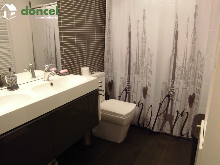 Inmobiliaria Doncel, vende, CASA AISLADA EN ZONA POBLACHUELA DE CIUDAD REAL, excelente zona a unos minutos del centro de la ciudad, distribuida y en seis dependencias y cuatro baños, sobre parcela de  — Foto 12