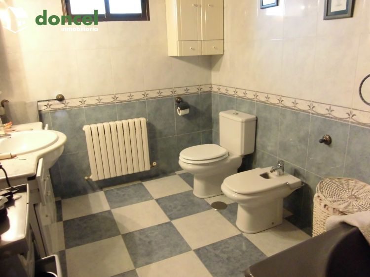 Inmobiliaria Doncel, vende, CASA AISLADA EN ZONA POBLACHUELA DE CIUDAD REAL, excelente zona a unos minutos del centro de la ciudad, distribuida y en seis dependencias y cuatro baños, sobre parcela de  — Foto 5
