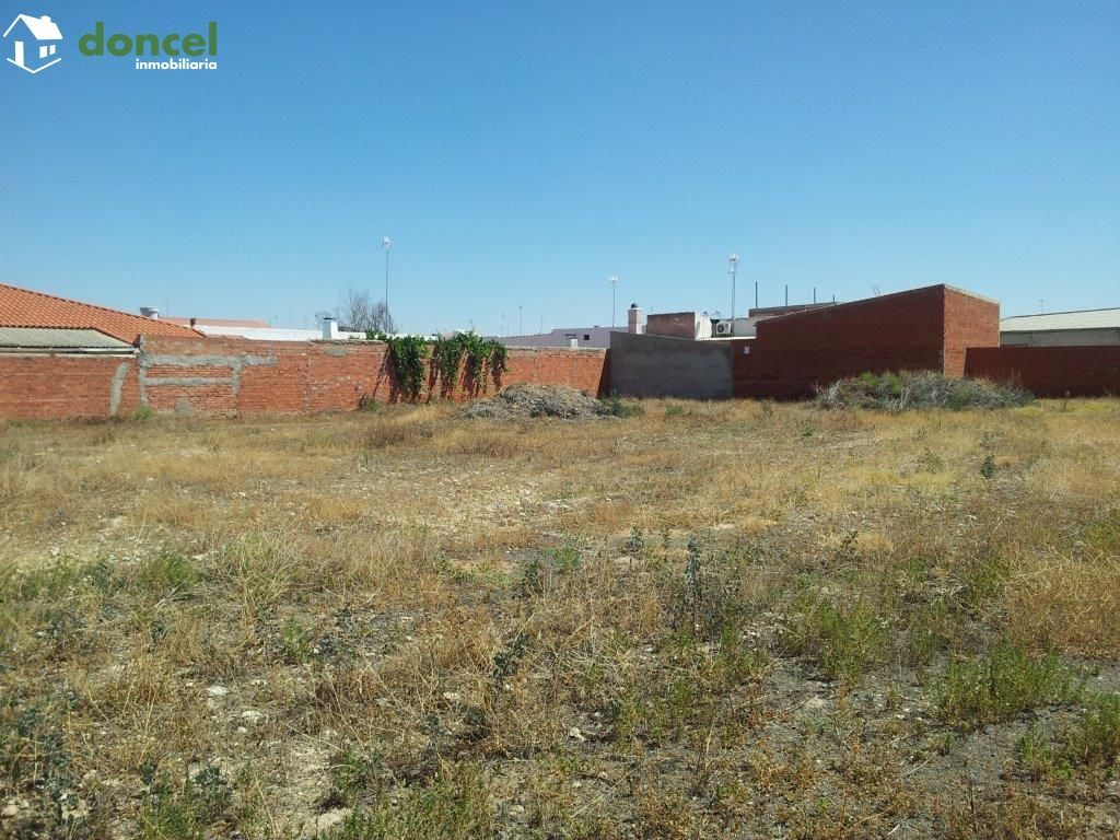 Inmobiliaria Doncel, vende, Solar urbano en Bolaños de Calatrava de mil quinientos m2., ideal para construir una promoción de viviendas..Zona urbana consolidada y con todas las dotaciones a pié de par — Foto 1