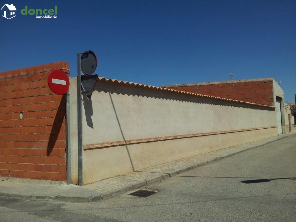 Inmobiliaria Doncel, vende, Solar urbano en Bolaños de Calatrava de mil quinientos m2., ideal para construir una promoción de viviendas..Zona urbana consolidada y con todas las dotaciones a pié de par — Foto 2