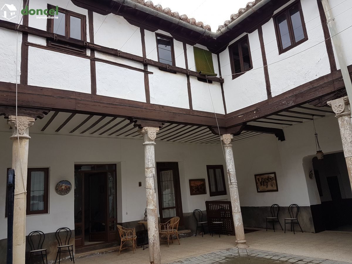 Inmobiliaria Doncel, vende, TÍPICA CASA NOBLE EN ALMAGRO/C. Real, a un minuto de la Pza. Mayor, distribuida en zona de vivienda y zona de trabajo, con patio central de 40 m2. con columnas y pozo, sopo — Foto 4