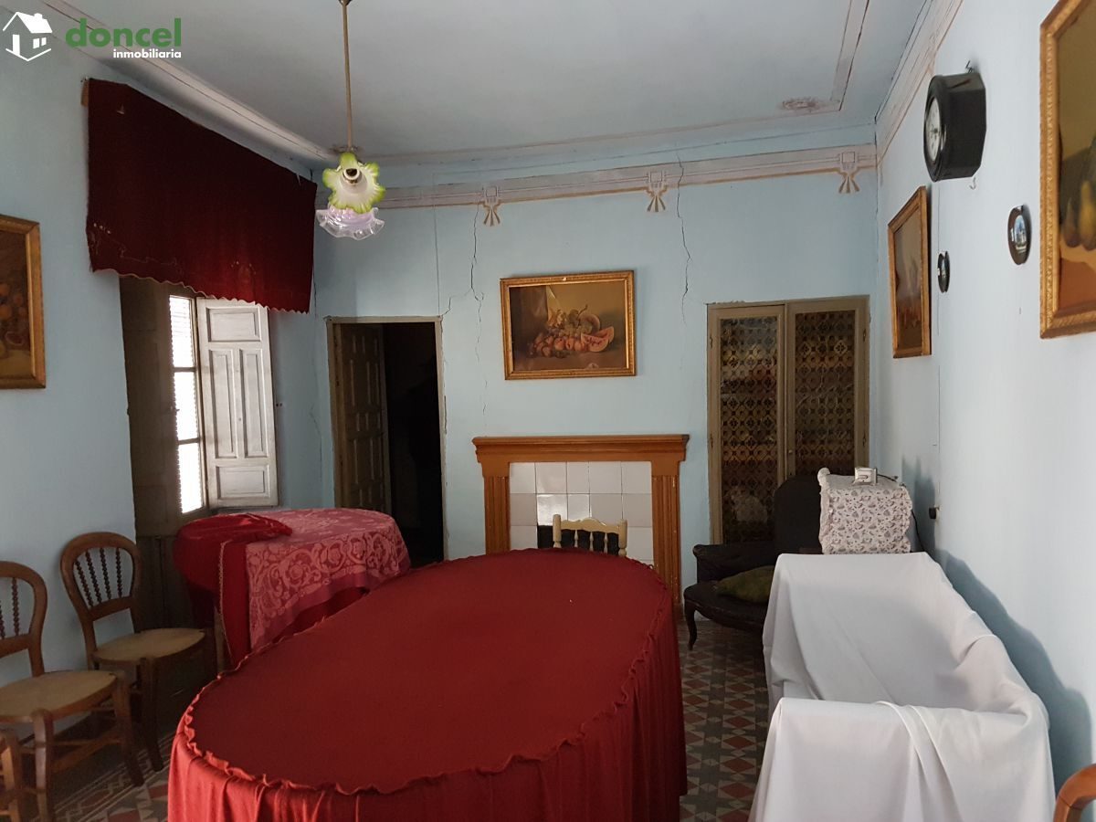 Inmobiliaria Doncel, vende, TÍPICA CASA NOBLE EN ALMAGRO/C. Real, a un minuto de la Pza. Mayor, distribuida en zona de vivienda y zona de trabajo, con patio central de 40 m2. con columnas y pozo, sopo — Foto 9