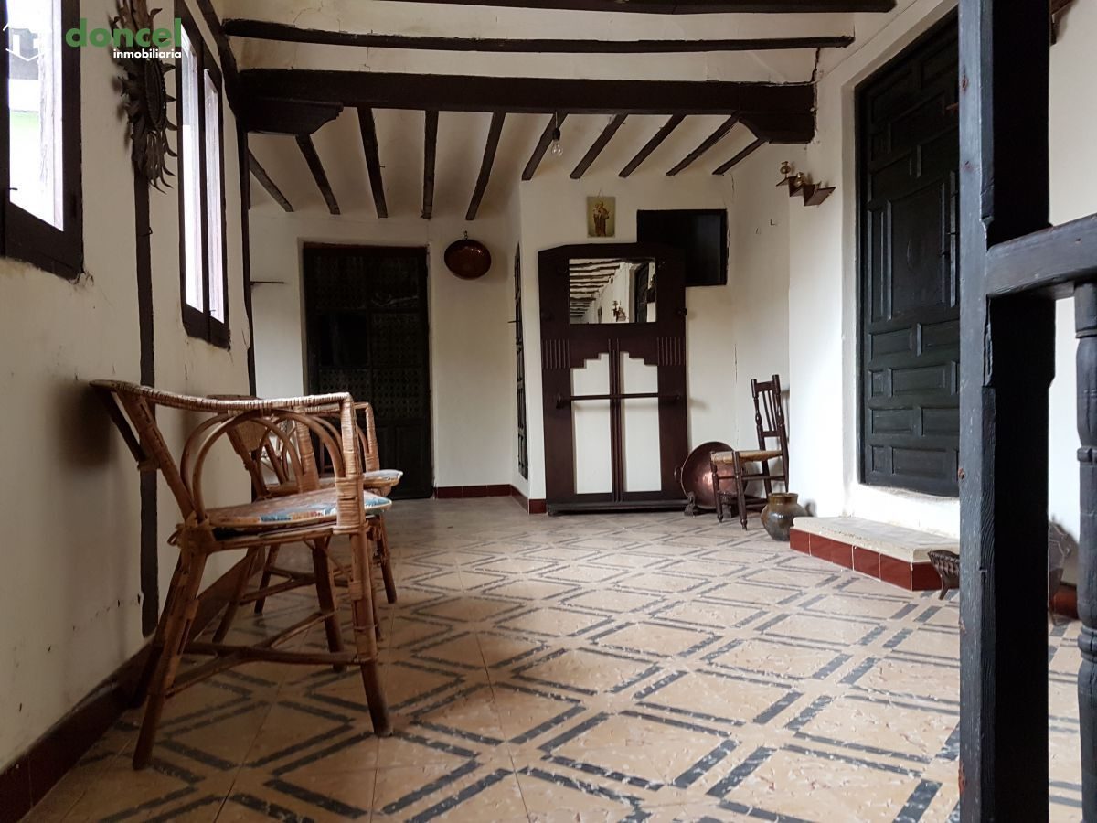 Inmobiliaria Doncel, vende, TÍPICA CASA NOBLE EN ALMAGRO/C. Real, a un minuto de la Pza. Mayor, distribuida en zona de vivienda y zona de trabajo, con patio central de 40 m2. con columnas y pozo, sopo — Foto 8