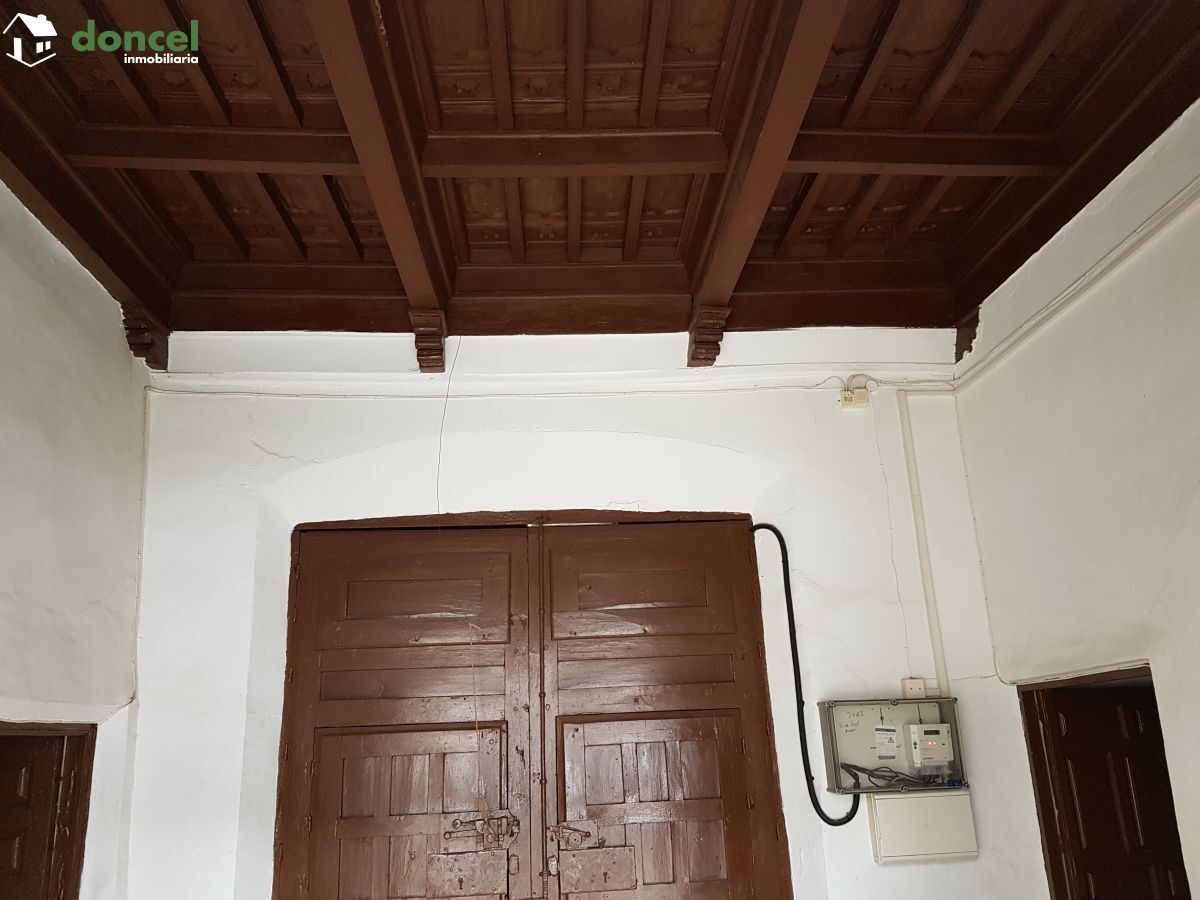Inmobiliaria Doncel, vende, TÍPICA CASA NOBLE EN ALMAGRO/C. Real, a un minuto de la Pza. Mayor, distribuida en zona de vivienda y zona de trabajo, con patio central de 40 m2. con columnas y pozo, sopo — Foto 2