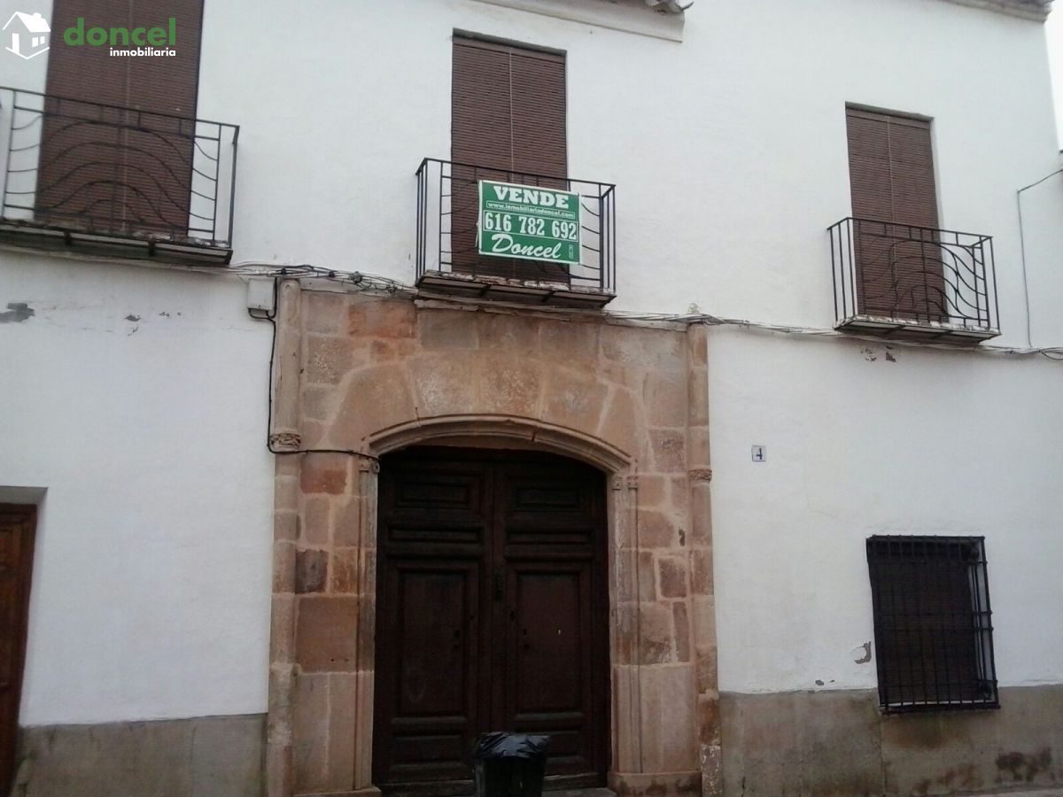 Inmobiliaria Doncel, vende, TÍPICA CASA NOBLE EN ALMAGRO/C. Real, a un minuto de la Pza. Mayor, distribuida en zona de vivienda y zona de trabajo, con patio central de 40 m2. con columnas y pozo, sopo — Foto 1