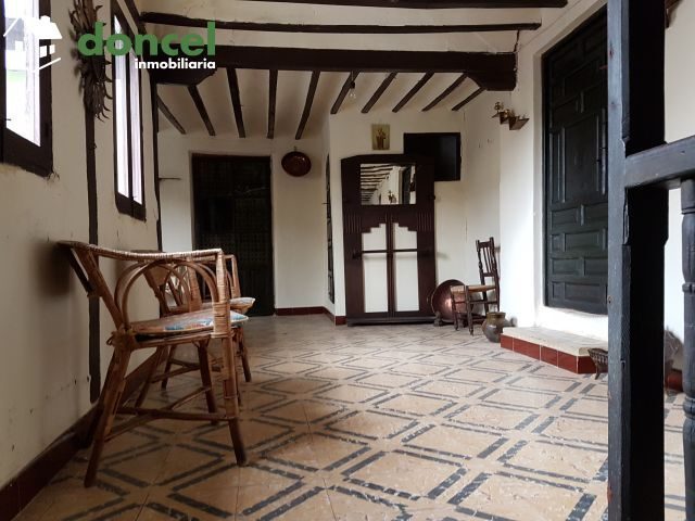 Inmobiliaria Doncel, vende, TÍPICA CASA NOBLE EN ALMAGRO/C. Real, a un minuto de la Pza. Mayor, distribuida en zona de vivienda y zona de trabajo, con patio central de 40 m2. con columnas y pozo, sopo — Foto 12
