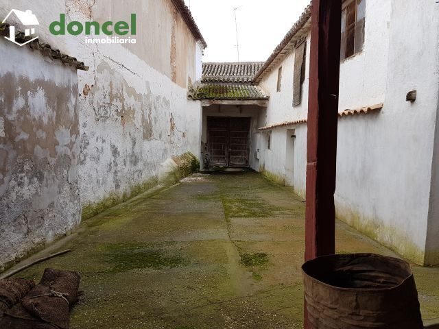Inmobiliaria Doncel, vende, TÍPICA CASA NOBLE EN ALMAGRO/C. Real, a un minuto de la Pza. Mayor, distribuida en zona de vivienda y zona de trabajo, con patio central de 40 m2. con columnas y pozo, sopo — Foto 18