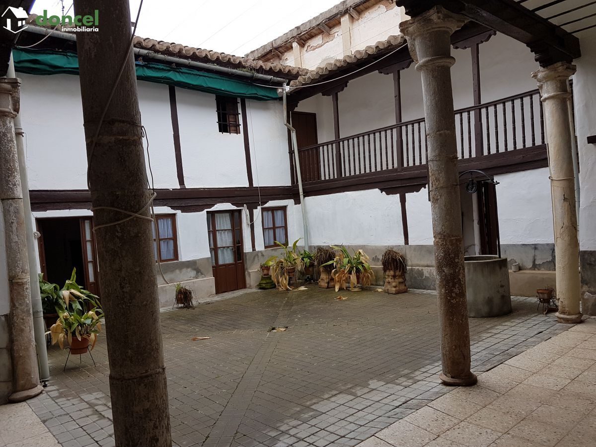Inmobiliaria Doncel, vende, TÍPICA CASA NOBLE EN ALMAGRO/C. Real, a un minuto de la Pza. Mayor, distribuida en zona de vivienda y zona de trabajo, con patio central de 40 m2. con columnas y pozo, sopo — Foto 5