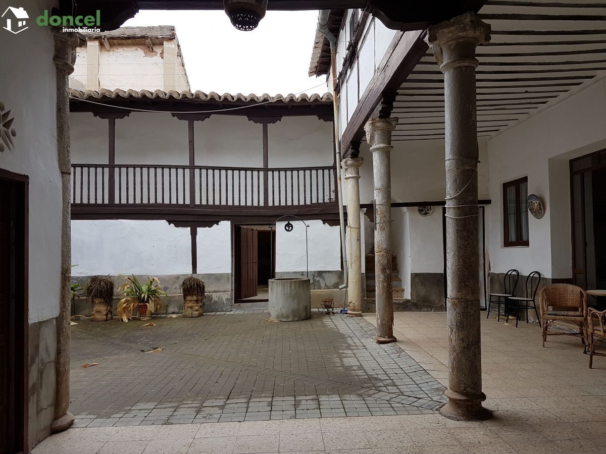 Inmobiliaria Doncel, vende, TÍPICA CASA NOBLE EN ALMAGRO/C. Real, a un minuto de la Pza. Mayor, distribuida en zona de vivienda y zona de trabajo, con patio central de 40 m2. con columnas y pozo, sopo — Foto 3