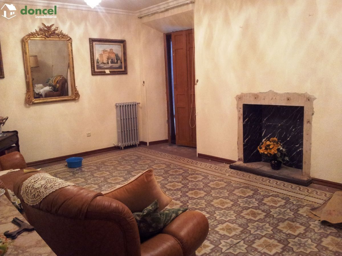 151204/1824565, CÉNTRICA CASA EN ALMAGRO, junto a su monumental Plaza, en el barrio noble de la ciudad, todos los servicios a su alrededor, distribuida en dos plantas en las que se ubican 11 dependenc — Foto 2