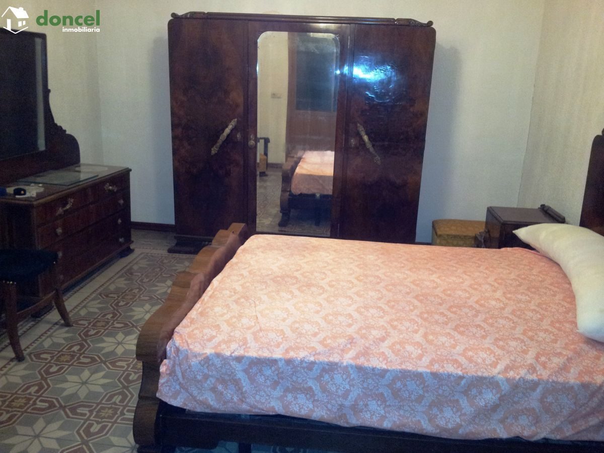 151204/1824565, CÉNTRICA CASA EN ALMAGRO, junto a su monumental Plaza, en el barrio noble de la ciudad, todos los servicios a su alrededor, distribuida en dos plantas en las que se ubican 11 dependenc — Foto 4