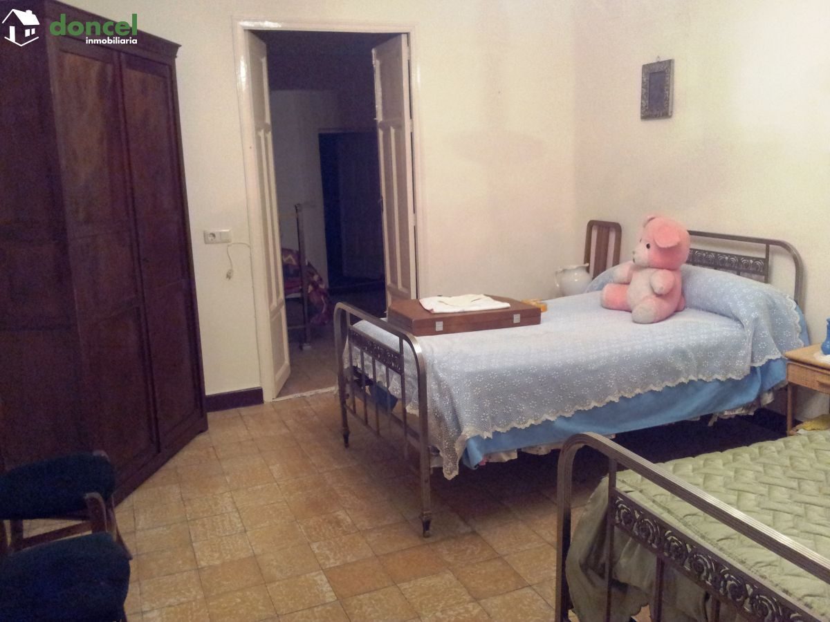 151204/1824565, CÉNTRICA CASA EN ALMAGRO, junto a su monumental Plaza, en el barrio noble de la ciudad, todos los servicios a su alrededor, distribuida en dos plantas en las que se ubican 11 dependenc — Foto 12