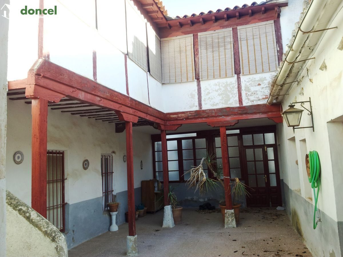 151204/1824565, CÉNTRICA CASA EN ALMAGRO, junto a su monumental Plaza, en el barrio noble de la ciudad, todos los servicios a su alrededor, distribuida en dos plantas en las que se ubican 11 dependenc — Foto 3
