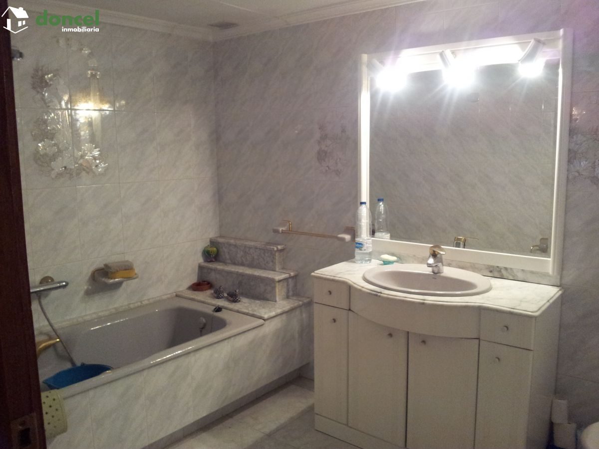 151204/1824565, CÉNTRICA CASA EN ALMAGRO, junto a su monumental Plaza, en el barrio noble de la ciudad, todos los servicios a su alrededor, distribuida en dos plantas en las que se ubican 11 dependenc — Foto 8